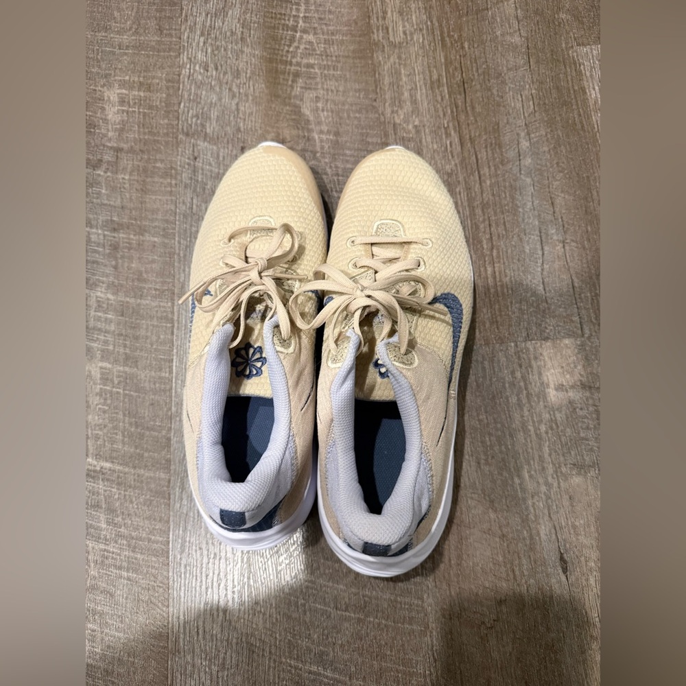 NEW WITHOUT TAGS Nike Beige and Navy Women's Athletic Shoes size 11 - Picture 3 of 5